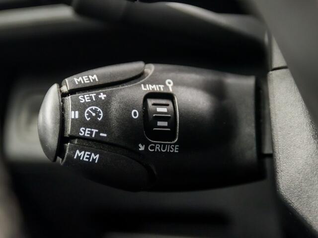 Peugeot 3008 1.2 PureTech Allure Sport 131Pk Automaat (APPLE CARPLAY, GROOT NAVI, LEDER, 360 CAMERA, SPORTSTOELEN, KEYLESS, LED KOPLAMPEN, GETINT GLAS, NIEUWSTAAT)