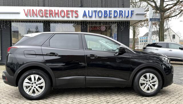 Peugeot 3008 130 Pk Benzine * Luxe Uitvoering * Zwart Lederen Bekleding * Navigatie * Trekhaak * Climate & Cruise Control * L.M. Velgen * Apple Caplay + Android Auto * Distributieriem vervangen 2025 * Vingerhoets; Vierde Generatie Eersteklas Service; Al meer dan 100 j