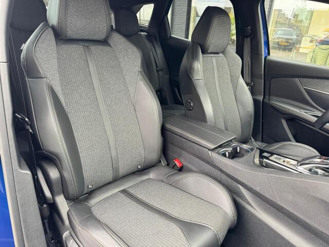Peugeot 3008 1.6-16v. * Automaat * 165 Pk. 4-cilinder. 1.550 Kg. Trekvermogen * Trekhaak * Schuifdak * 1/2 Lederen Interieur * Focal * Stoelverwarming * Parkeer Camera * Ckimate & Cruise Control * Vingerhoets; Vierde Generatie Eersteklas Service. Al meer dan 100 jaar 