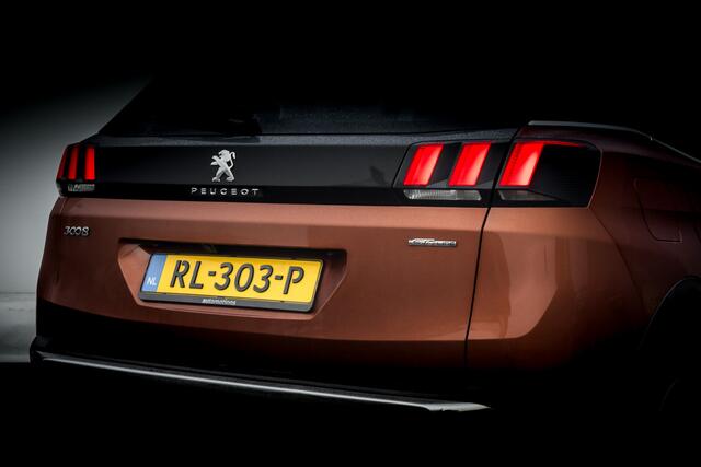 Peugeot 3008 1.2 131 PK PureTech GT Line| Pano-dak | Trekhaak | Hoge zit en Instap | | Clima | Pdc | Navi | Getint Glas | Carplay - Android | Lichtmetalen velgen 19" |