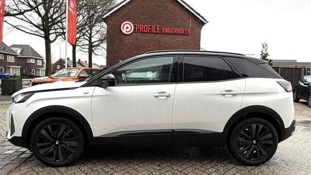 Peugeot 3008 *** 130 Pk *** GT *** Automaat *** Black Pack * Open Schuifdak * Stoelverwarming * Keyless Entry & Start * Parkeer Camera voor- en achterzijde * Elektrisch bedienbare Achterklep * L.M. Velgen * Alcantara Interieur * Vingerhoets; Vierde Generatie Eerstekla