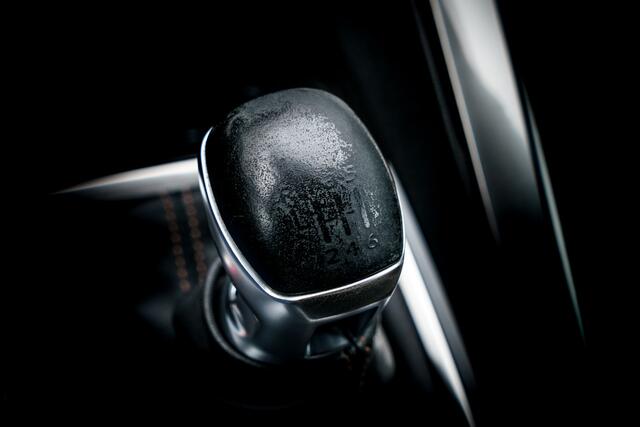 Peugeot 3008 1.2 131 PK PureTech GT Line| D-B Riem is VV | Pano-dak | Trekhaak | Hoge zit en Instap | | Clima | Pdc | Navi | Getint Glas | Carplay - Android | Lichtmetalen velgen 19" |