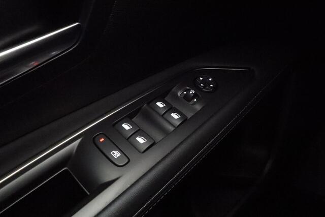 Peugeot 3008 1.2 PureTech Crossway 130 PK | Navigatie | Camera | Climate contro| Keyless | Lichtmetalen velgen | Extra getint glas | Cruise control