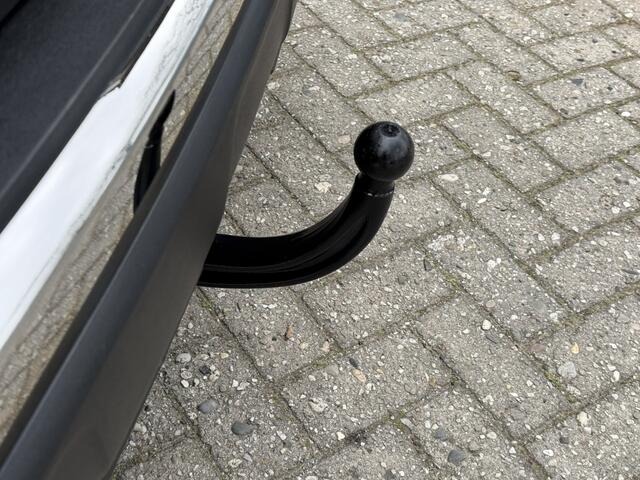 Peugeot 3008 130 Pk * AUTOMAAT * Luxe Allure * Net binnen * zeer veel opties Vingerhoets; Vierde Generatie Eersteklas Service. Al meer dan 100 jaar een begrip in de Brabantse Kempen.