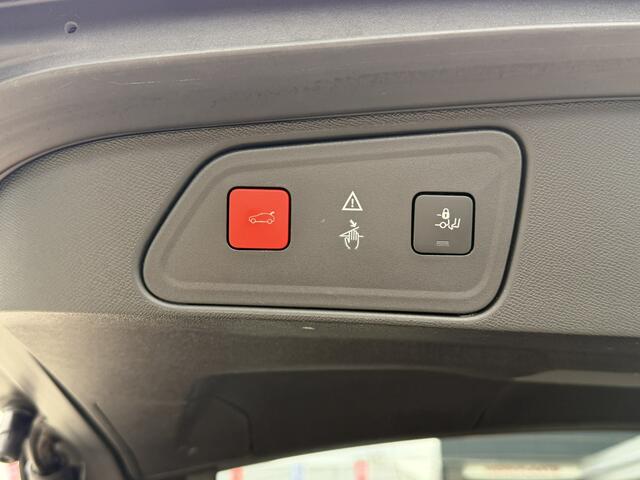 Peugeot 3008 130 Pk * AUTOMAAT * Luxe Allure * Net binnen * zeer veel opties Vingerhoets; Vierde Generatie Eersteklas Service. Al meer dan 100 jaar een begrip in de Brabantse Kempen.