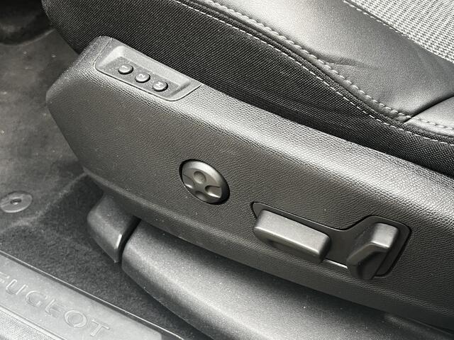 Peugeot 3008 Blue Lease Allure Premium 1.2 Turbo 130pk EAT8 | SCHUIF/KANTELDAK | HANDSFREE A.KLEP | TREKHAAK | AGR-STOELEN | STOELVERW. | MEMORY | KEYLESS ENTRY | DAB+