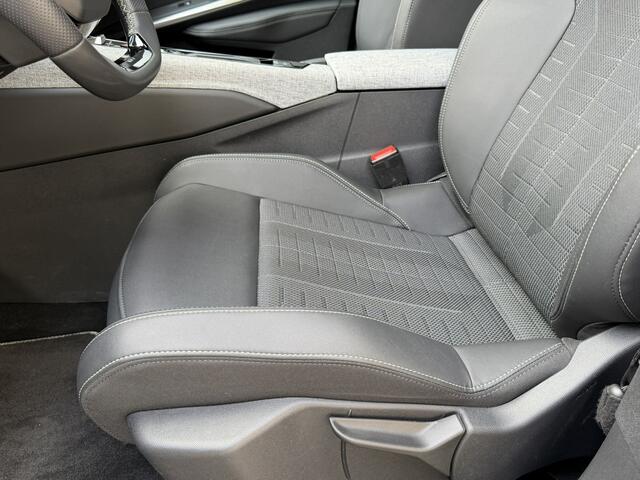 Peugeot 3008 Hybride 145 *** GT *** Le Quatorze Juillet * * Navigatie * Trekhaak * Stoel & Stuur Verwarming ** Elektrisch Bedienbare Achterklep * Achteruitrij Camera * Zwart * L.M. Velgen 19' * Adaptive Cruise Control * Keyless Entry & Start * Vingerhoets; Vierde Gene