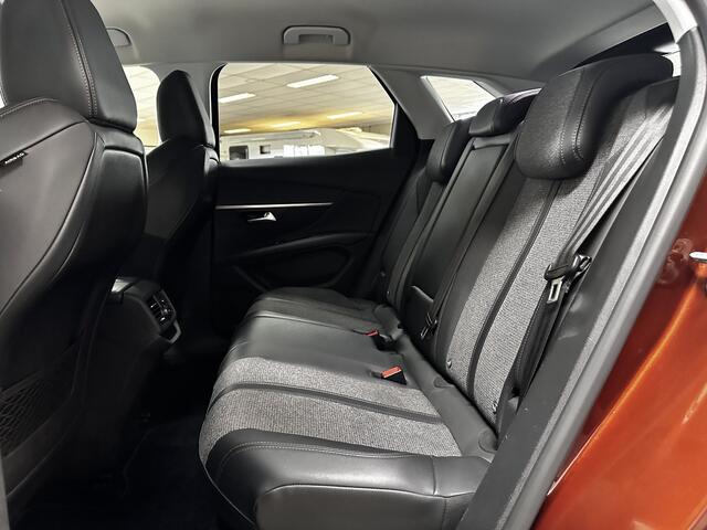 Peugeot 3008 1.2 PureTech Allure/ D-Riem verv: 118.000 KM!/ Trekhaak/ Half-Leder/ 19'' LMV/ Extra getint glas/ Keyless/ Elek. Kofferklep/ Apple + Android/ Navi/ Clima/ Cruise/ Bluetooth/ Multi. LEDER. Stuur/ PDC V+A/ Chroom.