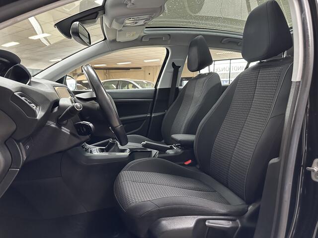 Peugeot 308 1.2 PureTech Executive/ D-Riem verv: 91.000 KM!/ Panorama-Dak!/ Apple + Android/ DAB+/ Navi/ Lane-Assist./ 16'' LMV/ Clima/ Cruise/ Elek. pakket/ Isofix/ Bluetooth/ Multi. LEDER. Stuur/ Mistl./ PDC V+A/ Extra getint