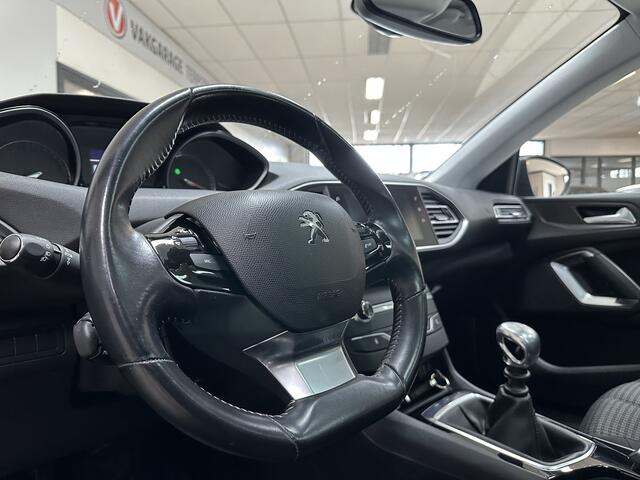 Peugeot 308 1.2 PureTech Executive/ D-Riem verv: 91.000 KM!/ Panorama-Dak!/ Apple + Android/ DAB+/ Navi/ Lane-Assist./ 16'' LMV/ Clima/ Cruise/ Elek. pakket/ Isofix/ Bluetooth/ Multi. LEDER. Stuur/ Mistl./ PDC V+A/ Extra getint