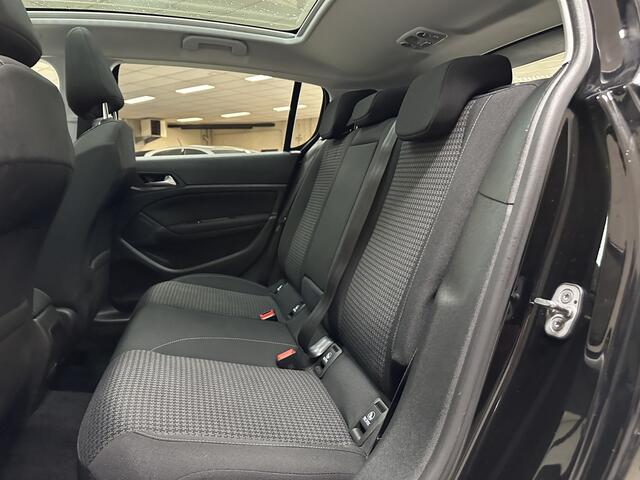 Peugeot 308 1.2 PureTech Executive/ D-Riem verv: 91.000 KM!/ Panorama-Dak!/ Apple + Android/ DAB+/ Navi/ Lane-Assist./ 16'' LMV/ Clima/ Cruise/ Elek. pakket/ Isofix/ Bluetooth/ Multi. LEDER. Stuur/ Mistl./ PDC V+A/ Extra getint