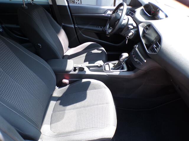 Peugeot 308 1.2 PureTech Automaat 5-Drs Black Line DEALER AUTO!