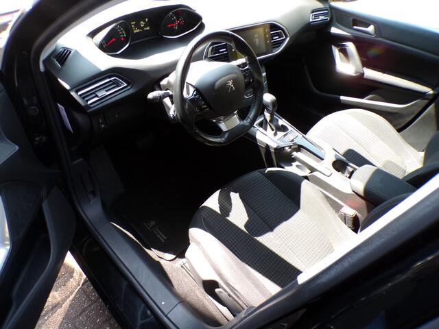 Peugeot 308 1.2 PureTech Automaat 5-Drs Black Line DEALER AUTO!