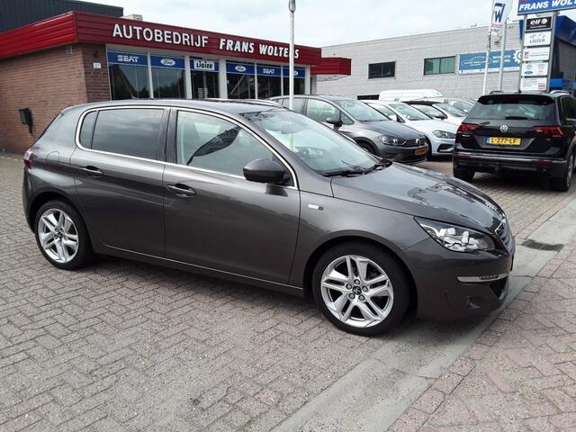 Peugeot 308 1.2 PURE TECH STYLE / PANORAMADAK / NAVI
