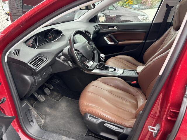 Peugeot 308 SW 1.2 PureTech Blue Lease Premium 131PK / DRIEM VV / PANORAMADAK / COGNAC LEDER / STOELVERW / CLIMA / CARPLAY / DAB+ / NAVI / NL-AUTO