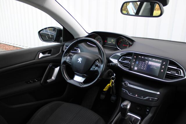 Peugeot 308 1.2 PureTech Executive | Incl. 12 maanden garantie | Cruise control | Climate control | Trekhaak | Navigatie | Bluetooth | Parkeersensoren | 100% onderhouden | Panorama dak |
