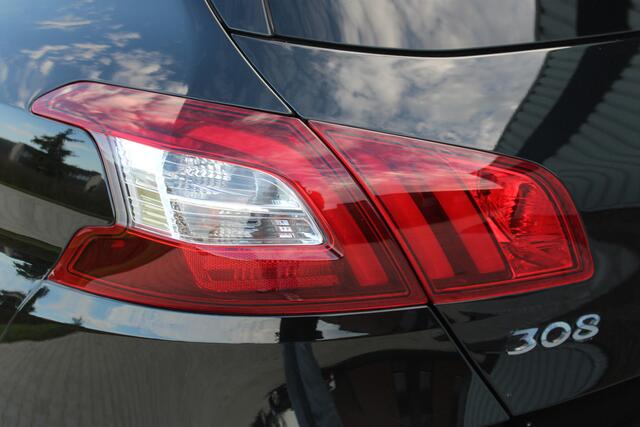 Peugeot 308 1.2 PureTech Executive | Incl. 12 maanden garantie | Cruise control | Climate control | Trekhaak | Navigatie | Bluetooth | Parkeersensoren | 100% onderhouden | Panorama dak |