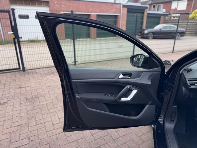 Peugeot 308 SW BLUE LEASE EXECUTIVE 1.2 PURETECH 110 / PANO / CARPLAY / TREKHAAK