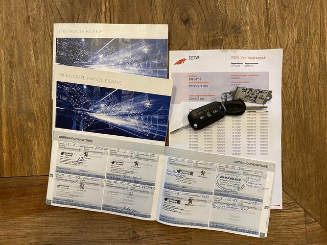 Peugeot 308 SW 1.2 PureTech Blue Lease Premium AUTOMAAT, Clima, CC, PDC, Pano, Bluetooth, LM, Trekh, nw. APK - Inruil Mogelijk -
