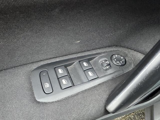 Peugeot 308 1.2 PureTech Blue Lion | Panoramadak | Navigatie | Lichtmetalen Velgen | Parkeersensoren |