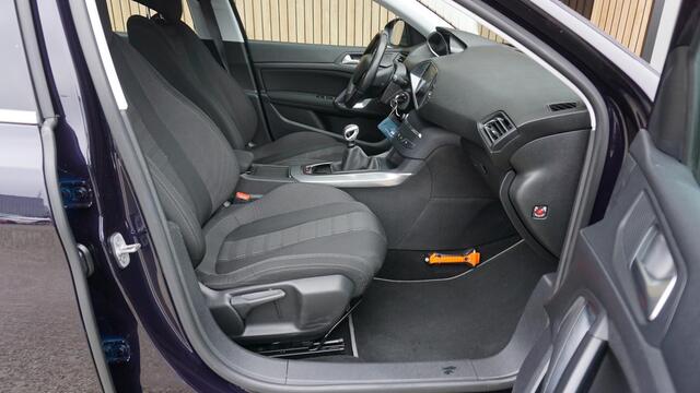 Peugeot 308 1.2 131pk 5Drs PureTech Allure *LEES TEKST* LED Navi Clima Trekhaak 16inch LM *NL auto* Dark Blue Metallic