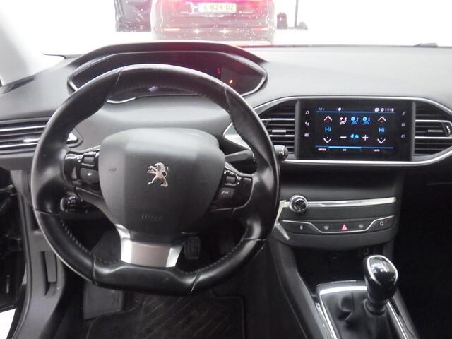 Peugeot 308 SW 1.2 PureTech Blue Lease Active Airco Navi Carplay PDC Achter Trekhaak Lichtmetalen velgen Cruise Control Distr. riem reeds vervangen! APK 01-2027