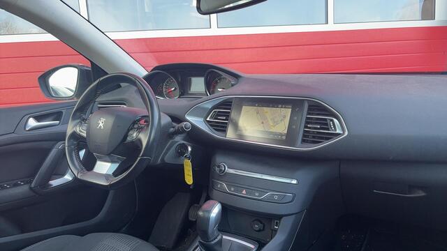 Peugeot 308 1.2 PureTech Blue Lease Executive TREKHAAK / PANORAMADAK / CAMERA / CARPLAY / NAVI / CLIMA / PDC / BLUETOOTH / CRUISE / NL-AUTO