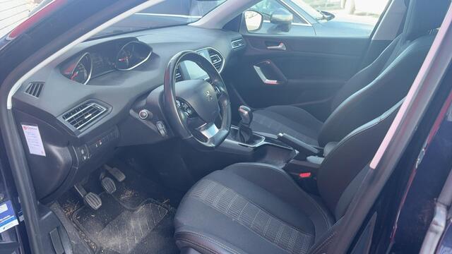 Peugeot 308 1.2 PureTech Blue Lease Executive TREKHAAK / PANORAMADAK / CAMERA / CARPLAY / NAVI / CLIMA / PDC / BLUETOOTH / CRUISE / NL-AUTO