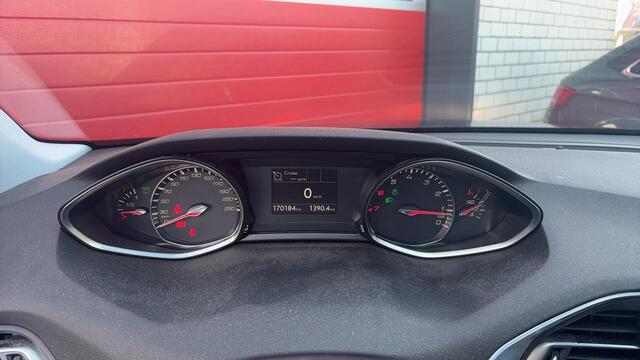 Peugeot 308 1.2 PureTech Blue Lease Executive TREKHAAK / PANORAMADAK / CAMERA / CARPLAY / NAVI / CLIMA / PDC / BLUETOOTH / CRUISE / NL-AUTO