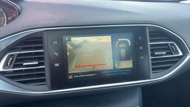 Peugeot 308 1.2 PureTech Blue Lease Executive TREKHAAK / PANORAMADAK / CAMERA / CARPLAY / NAVI / CLIMA / PDC / BLUETOOTH / CRUISE / NL-AUTO