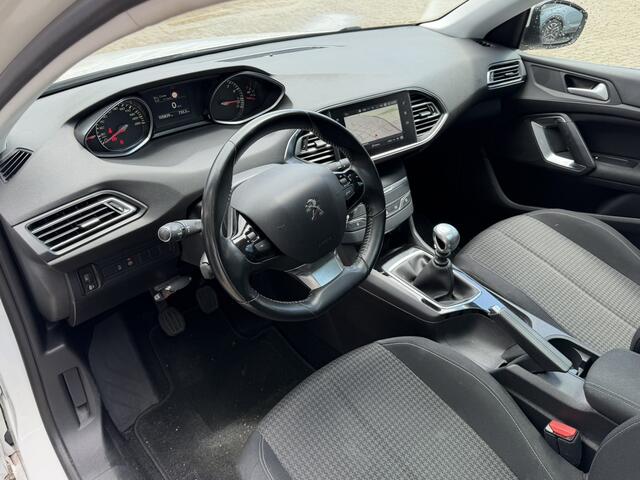 Peugeot 308 110 Pk Benzine * Executive * Panoramadak * Navigatie * Climate & Cruise Control * Voor en Achter Parkeersensoren * L.M. Velgen * Distributieriem in 2025 vervangen * Vingerhoets; Vierde Generatie Eersteklas Service. Al meer dan 100 jaar een begrip in de Br