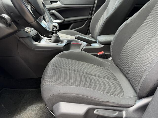 Peugeot 308 110 Pk Benzine * Executive * Panoramadak * Navigatie * Climate & Cruise Control * Voor en Achter Parkeersensoren * L.M. Velgen * Distributieriem in 2025 vervangen * Vingerhoets; Vierde Generatie Eersteklas Service. Al meer dan 100 jaar een begrip in de Br