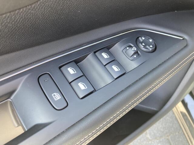 Peugeot 5008 1.2 PureTech GT | Panorama Dak | 7-Zitter | Navigatie | Climate & Cruise control adaptief | Black Pack Keyless Go | Stoelverwarming |