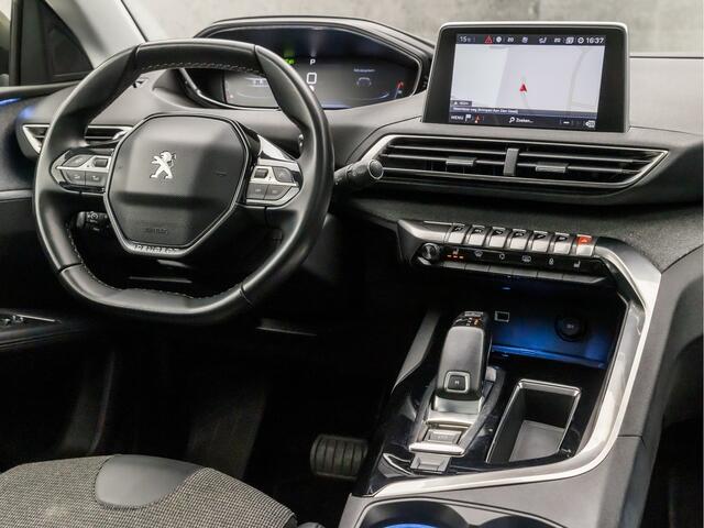 Peugeot 5008 1.2 PureTech Deluxe 7 Persoons Automaat (PANORAMADAK, APPLE CARPLAY, MEMORY SEATS, LEDER, STOELVERWARMING, 360 CAMERA, SPORTSTOELEN, LED KOPLAMPEN, GETINT GLAS, TREKHAAK, NIEUWSTAAT)