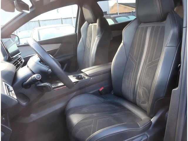 Peugeot 5008 130 Pk * Dikke GT * 7-Persoons * Super Luxe * Navigatie * Alcantara / Lederen Bekleding * Dodehoekbewakingsysteem * Achteruitrij Camera * Elektrisch bed. Achterklep * Adaptive Cruise & Climate Control * DAB Radio * Vingerhoets; Vierde Generatie Eerstekla