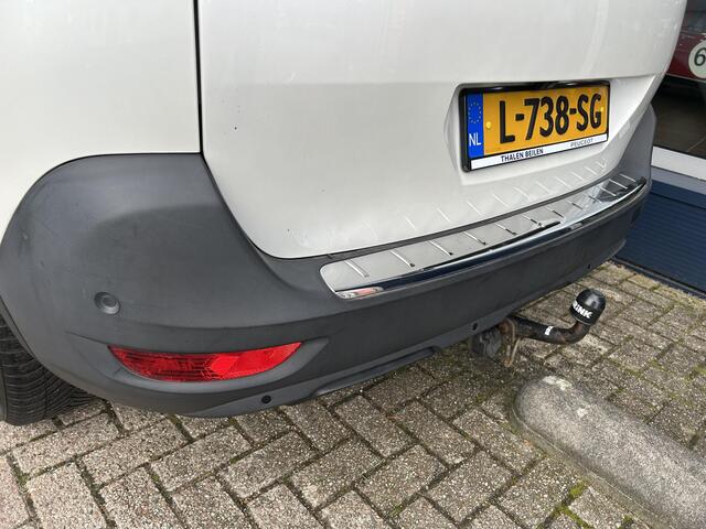 Peugeot 5008 1.2 Turbo 130 PK Allure Pack | Trekhaak | 7-Zitplaatsen | Navigatie | Full LED Verlichting | Stoelverwarming | Keyless Entry & Start | Electrische Achterklep | Climate Control Adaptief | Cruise Control | 18" Lichtmetalen Velgen | Camera | Dode Hoek Detect