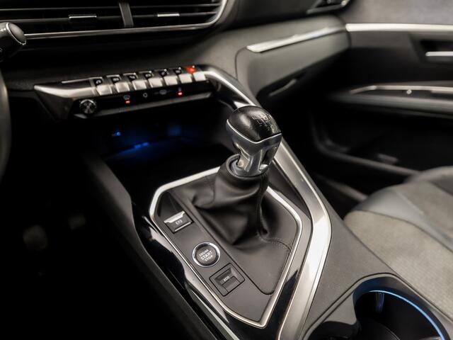 Peugeot 5008 1.2 PureTech Allure 7 Persoons (APPLE CARPLAY, GROOT NAVI, 360 CAMERA, LEDER, ADAPTIVE CRUISE, SPORTSTOELEN, ELEK ACHTERKLEP, KEYLESS, GETINT GLAS, SFEERVERLICHTING, NIEUWSTAAT)