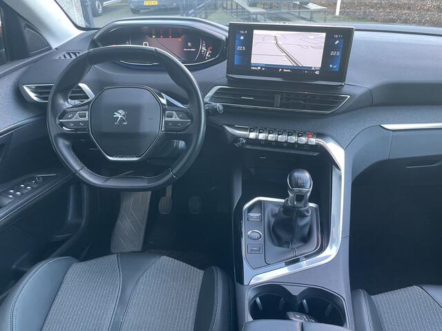 Peugeot 5008 1.2 PureTech Blue Lease Allure 7 Persoons - Airco - Achteruitrijcamera - Navigatiesysteem - Trekhaak - Cruise control - Parkeersensoren voor en achter - Licht metalen velgen 19 inch - Led verlichting - Stuur multifunctioneel - Mistlampen voor - Radio - Re
