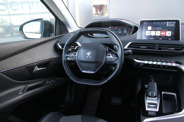 Peugeot 5008 1.2 PureTech Blue Lease Premium Automaat 7 Persoons | Panoramadak | Adaptieve cruise control | Navigatie | Apple Carplay / Android auto | Parkeersensoren rondom | Lichtmetalen velgen | Rijstrooksensor | Keyless entry + start | Rijk uitgevoerde 7 zitter! |