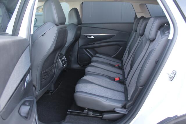 Peugeot 5008 1.2 PureTech Blue Lease Premium Automaat 7 Persoons | Panoramadak | Adaptieve cruise control | Navigatie | Apple Carplay / Android auto | Parkeersensoren rondom | Lichtmetalen velgen | Rijstrooksensor | Keyless entry + start | Rijk uitgevoerde 7 zitter! |