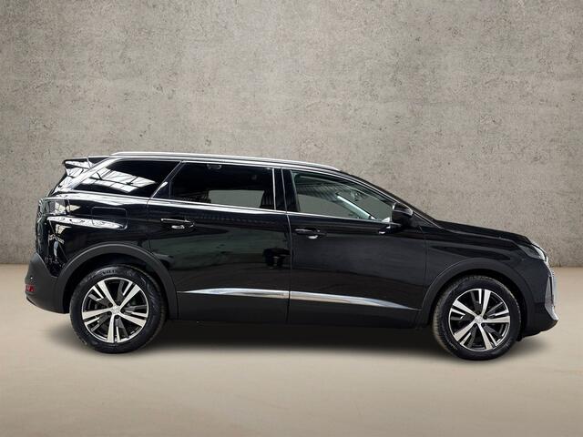Peugeot 5008 1.2 PureTech Allure Sport 7 Persoons Automaat (APPLE CARPLAY, GROOT NAVI, LEDER, STOELVERWARMING, 360 CAMERA, SPORTSTOELEN, GETINT GLAS, TREKHAAK, ADAPTIVE CRUISE, NIEUWSTAAT)