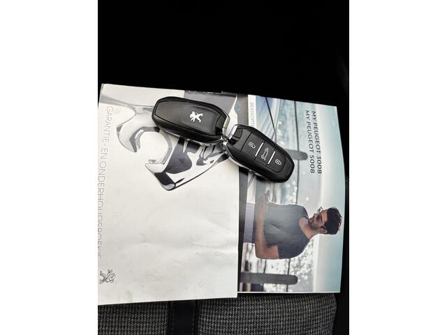 Peugeot 5008 1.2 Blue Lease Premium 7 persoons | Automaat | Stoelverwarming | Distributie is vervangen | Navi | Apple Android | Camera | Half Leer | LED |