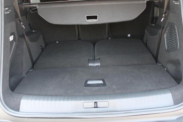 Peugeot 5008 1.2 Hybrid 145PK ALLURE 7p | 360° VISION & DRIVE ASSIST PACK: ANTI DIEFSTAL ALARM MET SUPERVEGRENDELING/VERWARMBAAR VOLLEDEREN STUURWIEL/VISEOPARK 360° HD CAMERA'S MET PARKEERHULP VOOR, BUITENSPIEGELS MET KANTELFUNCTIE BIJ HET ACHTERUITRIJDEN/ADAPTIVE CRU