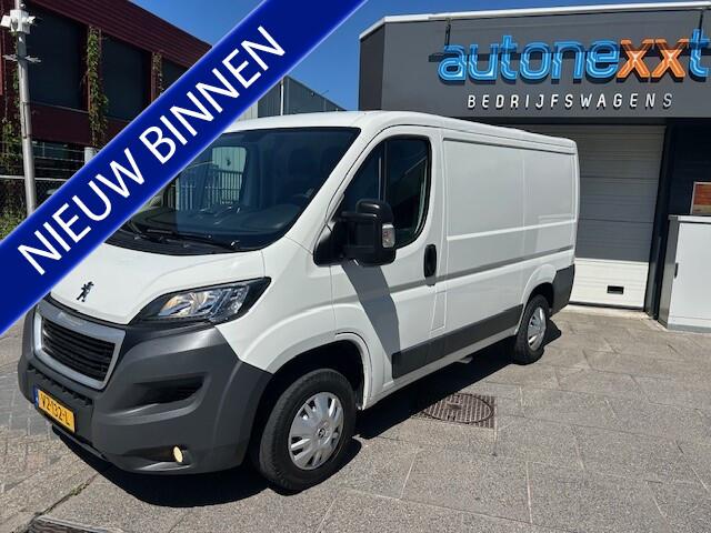 Peugeot BOXER 330 2.0 BlueHDI L1H1 Premium Pack AIRCO I NAVI I CAMERA I 3-ZITS I EURO-6 I TREKHAAK I EXTRA SLOTEN LAADRUIMTE