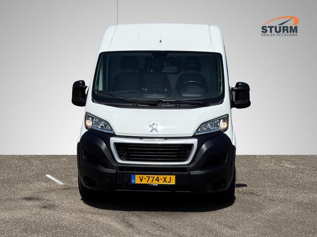 Peugeot BOXER 330 2.0 BlueHDI L1H2 Premium 3-Persoons | Trekhaak | Kastinbouw Laadruimte | Camera | Airco | Cruise Control | Rijklaarprijs! (Ex. BTW/BPM)