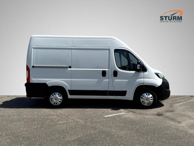 Peugeot BOXER 330 2.0 BlueHDI L1H2 Premium 3-Persoons | Trekhaak | Kastinbouw Laadruimte | Camera | Airco | Cruise Control | Rijklaarprijs! (Ex. BTW/BPM)
