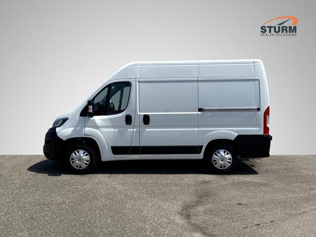 Peugeot BOXER 330 2.0 BlueHDI L1H2 Premium 3-Persoons | Trekhaak | Kastinbouw Laadruimte | Camera | Airco | Cruise Control | Rijklaarprijs! (Ex. BTW/BPM)