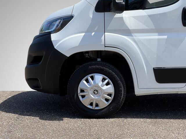 Peugeot BOXER 330 2.0 BlueHDI L1H2 Premium 3-Persoons | Trekhaak | Kastinbouw Laadruimte | Camera | Airco | Cruise Control | Rijklaarprijs! (Ex. BTW/BPM)