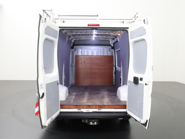Peugeot BOXER 2.0BlueHDI 130PK L2H2 Premium | Glasresteel | Trekhaak | Navigatie | 3-Persoons | Airco | Cruise | Betimmering