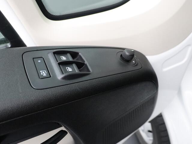 Peugeot BOXER 2.0BlueHDI 130PK L2H2 Premium | Glasresteel | Trekhaak | Navigatie | 3-Persoons | Airco | Cruise | Betimmering
